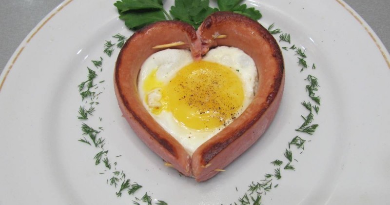 ​Яичница “Сердце” к завтраку