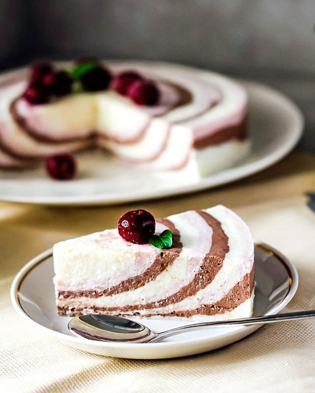 Нежное творожное суфле со вкусом вишни, шоколада и ванили Нежное творожное суфле со вкусом вишни, шоколада и ванили