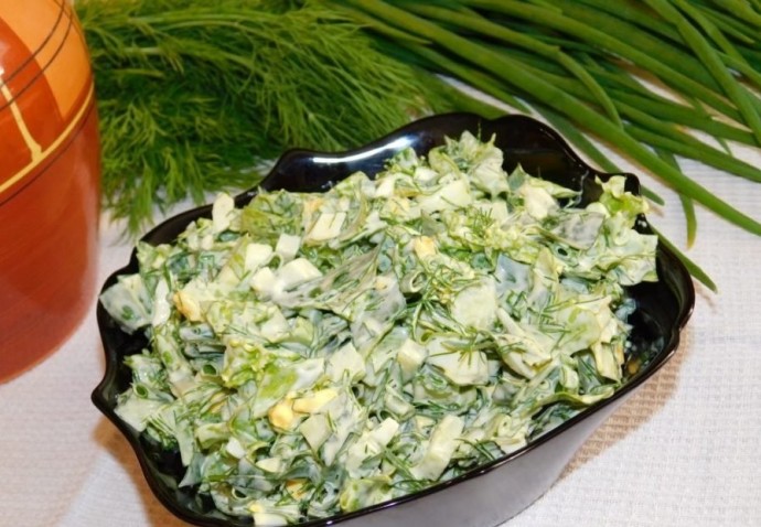 ​Легкий летний салатик со щавелем и зеленью