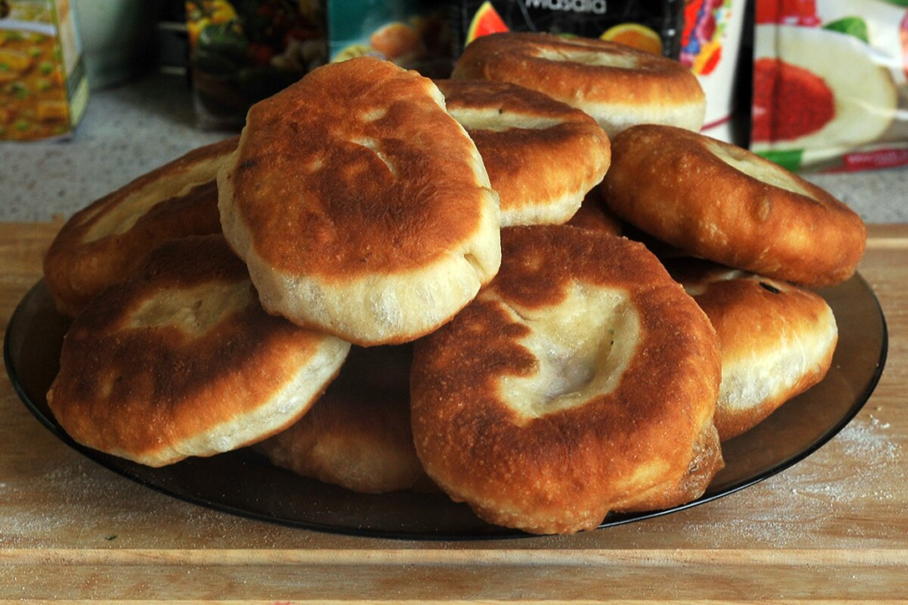 Беляши с сухими дрожжами мясом на сковороде. Белеш. Беляши. Пирожки беляши. Сочный беляш.