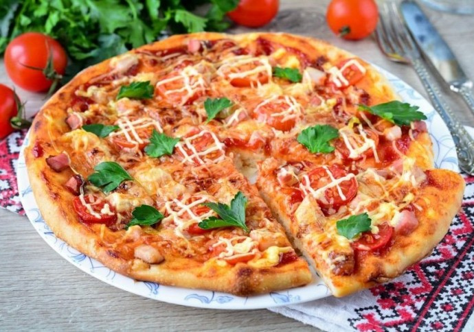 Домашняя пицца с помидорами, беконом и сыром