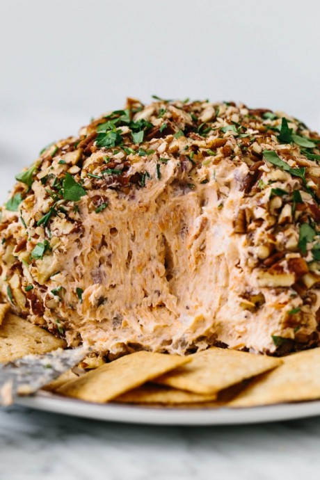 Закусочный шар из копчёной форели, сливочного сыра с пеканом Закусочный шар из копчёной форели, сливочного сыра с пеканом