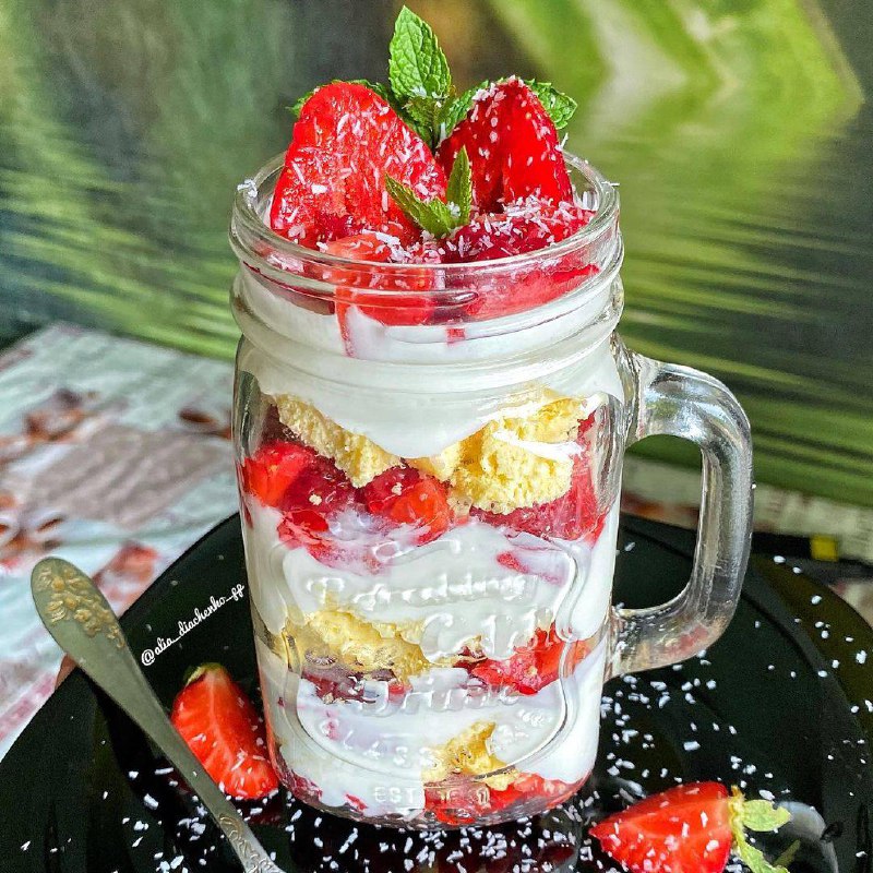 Кокосовый трайфл с клубникой