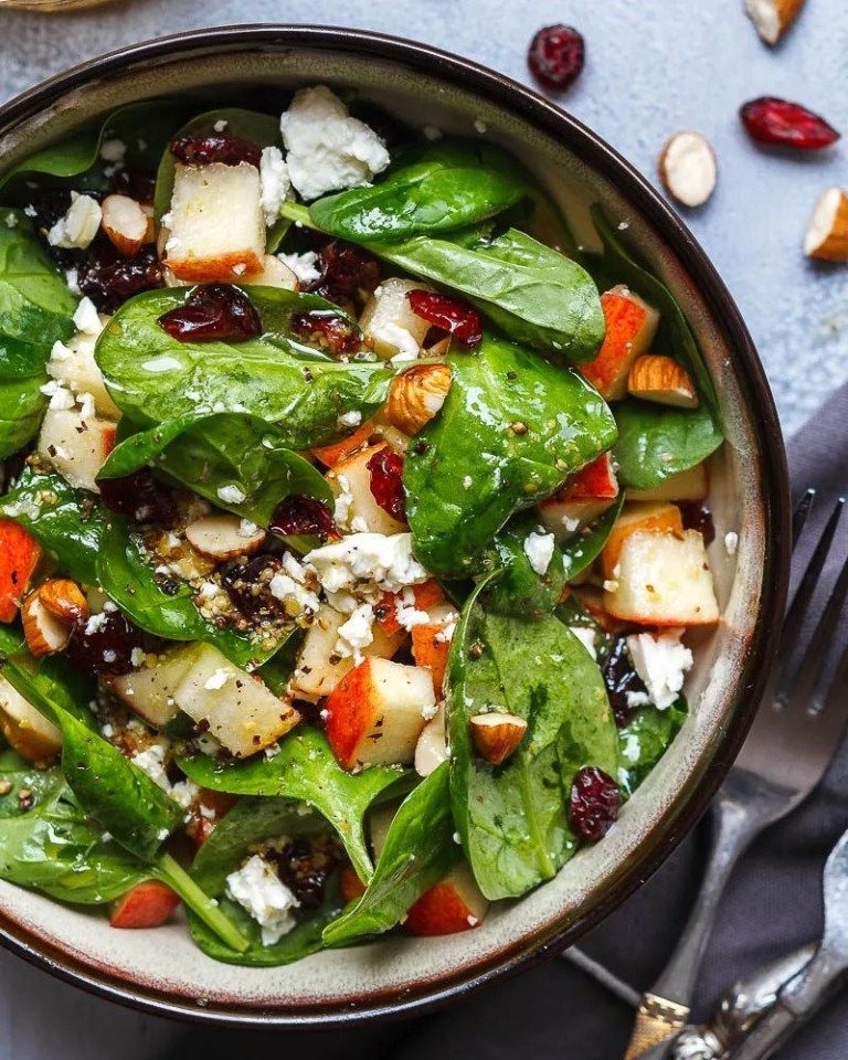 Салат с яблоком, фетой, клюквой и орехами