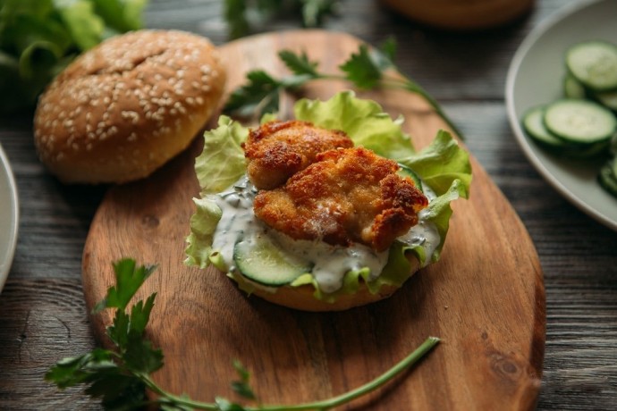 Бургеры с курицей и сметанным соусом Бургеры с курицей и сметанным соусом