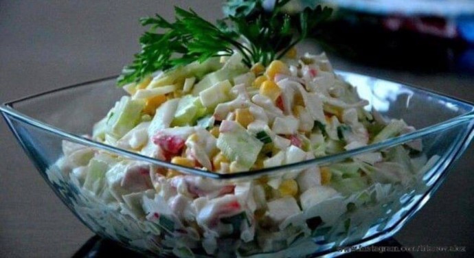 Салат с капустой, огурцом и кукурузой