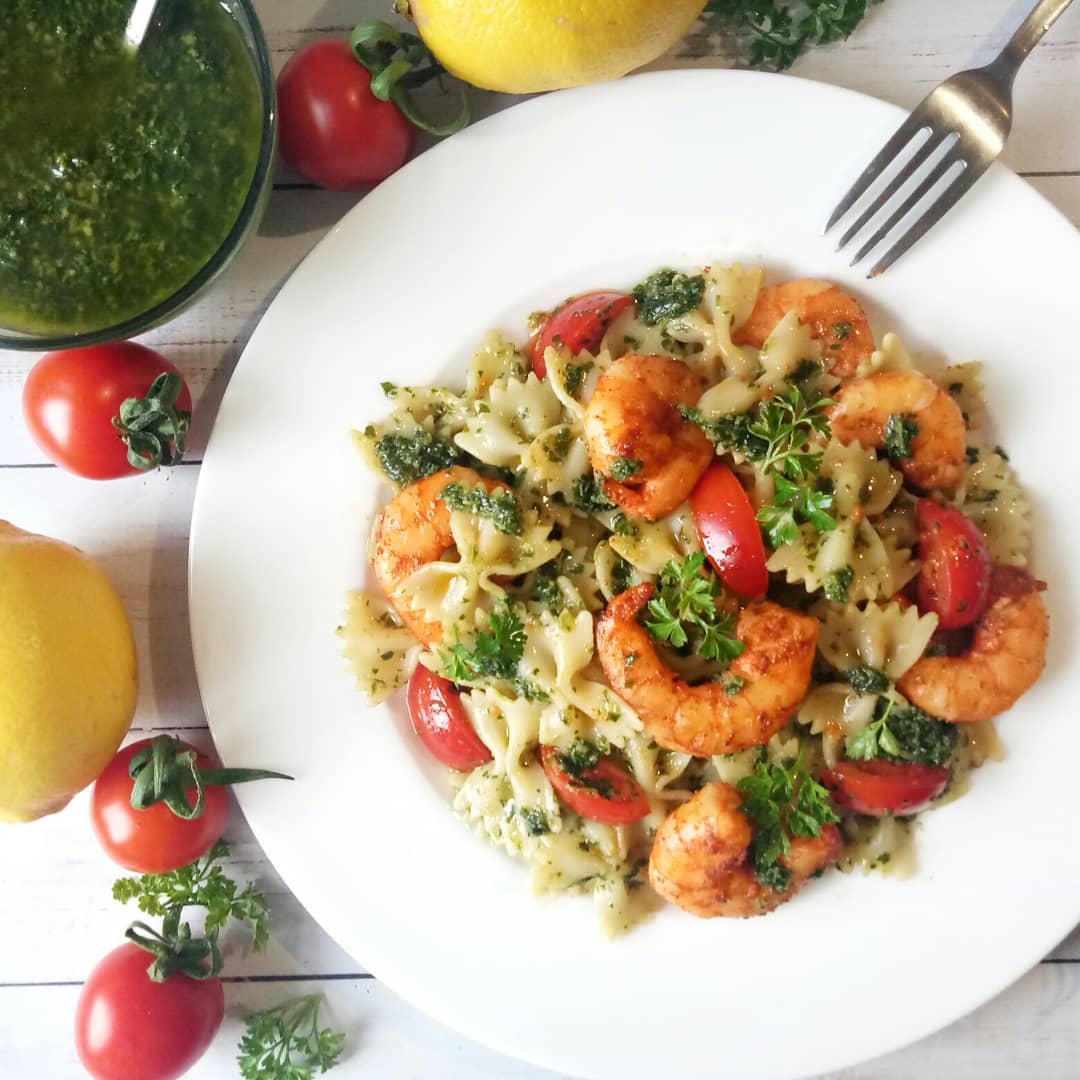 Яркая паста фарфалле с креветками и соусом "Песто"