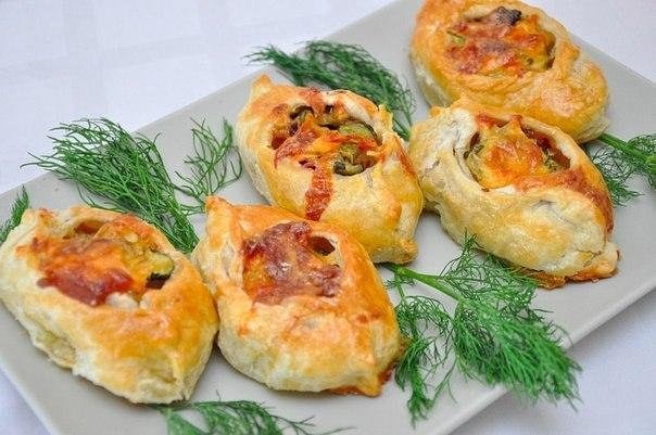 Лодочки из слоёного теста с картофелем, мясом и соленым огурчиком