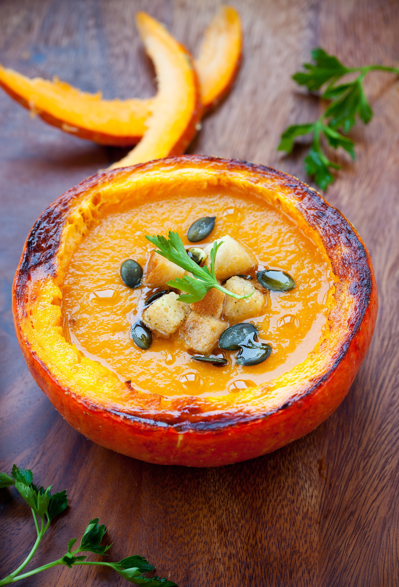 Пряный суп из тыквы с тыквенными чипсами