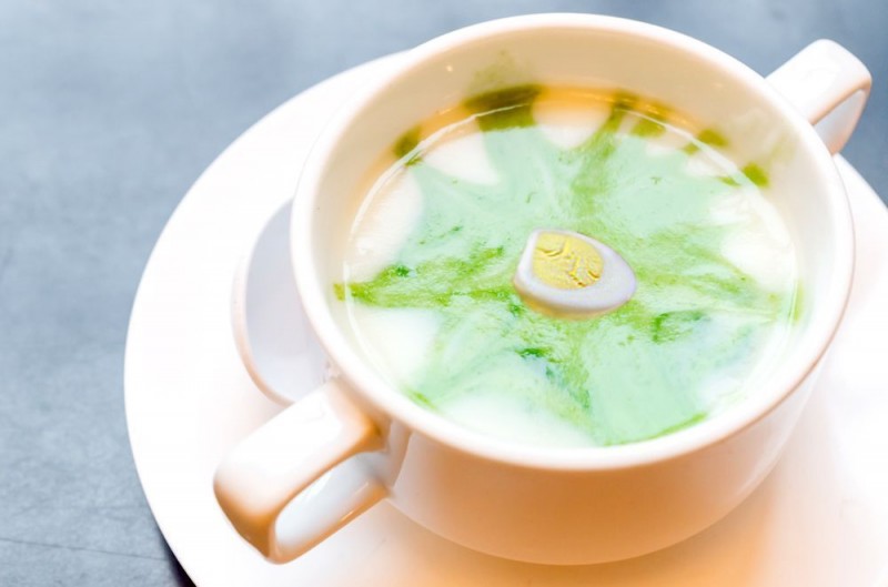 Холодный суп из щавеля с перепелиным яйцом