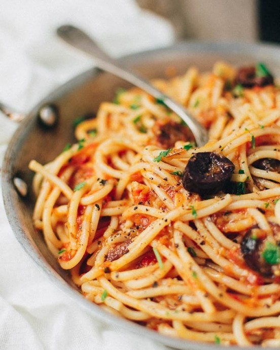 ​Спагетти с маслинами и соусом из свежих томатов