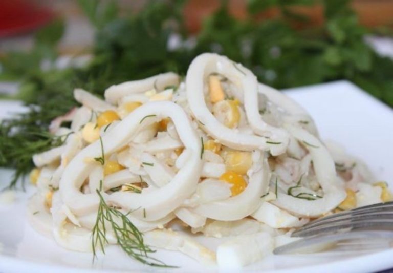 Праздничный салат с кальмарами и кукурузой