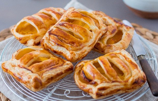 Слойки с яблоком и манго