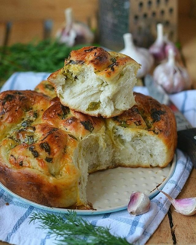 ​Пирог с сыром, чесноком и зеленью