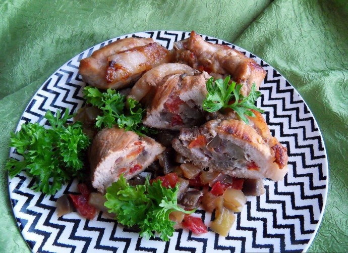 ​«Кармашки» из свинины с помидорами, баклажанами и сладким перцем