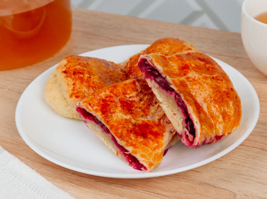 Мини слойки с вишней