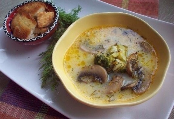 Сырный суп с шампиньонами и брокколи Сырный суп с шампиньонами и брокколи