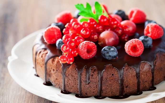 ​Шоколадный пирог с ягодами