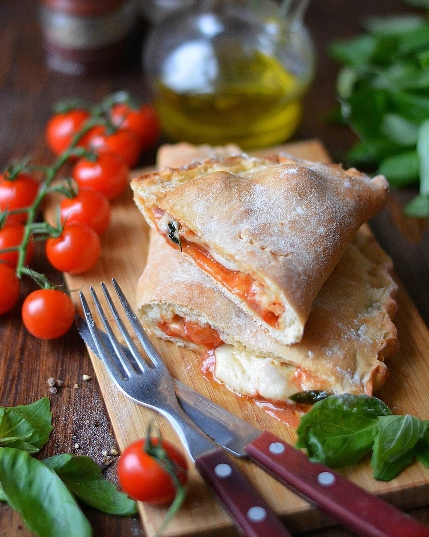 Кальцоне (закрытая пицца)