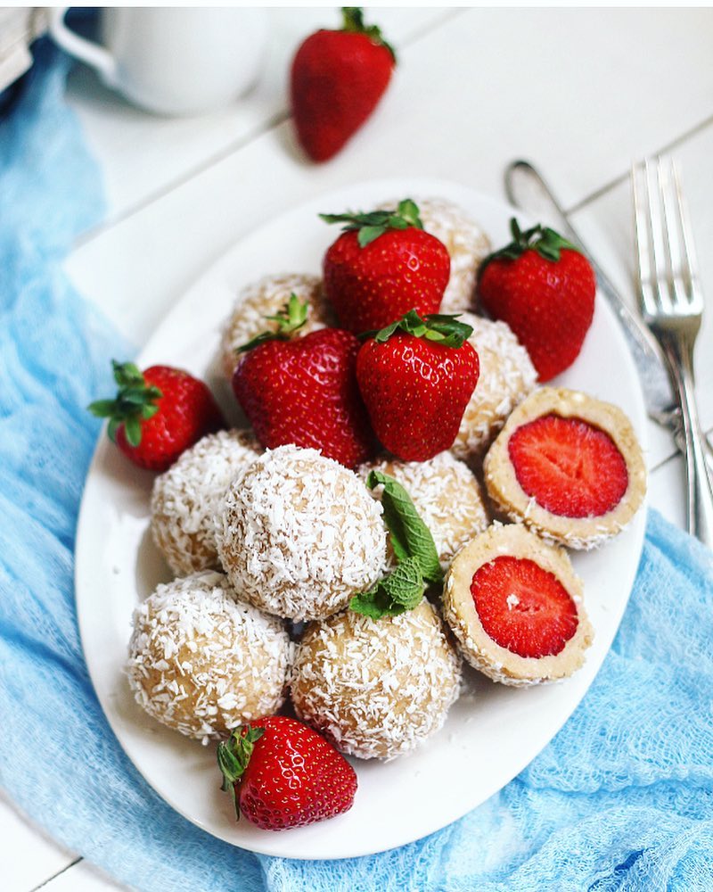 Пирожные с кокосом и клубникой