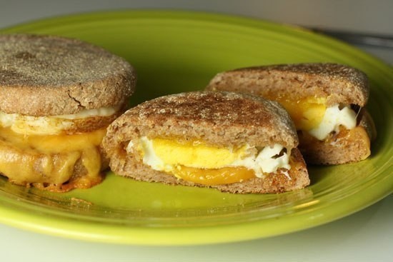 ​Милашки-бургеры с печёной яичницей и сыром на завтрак