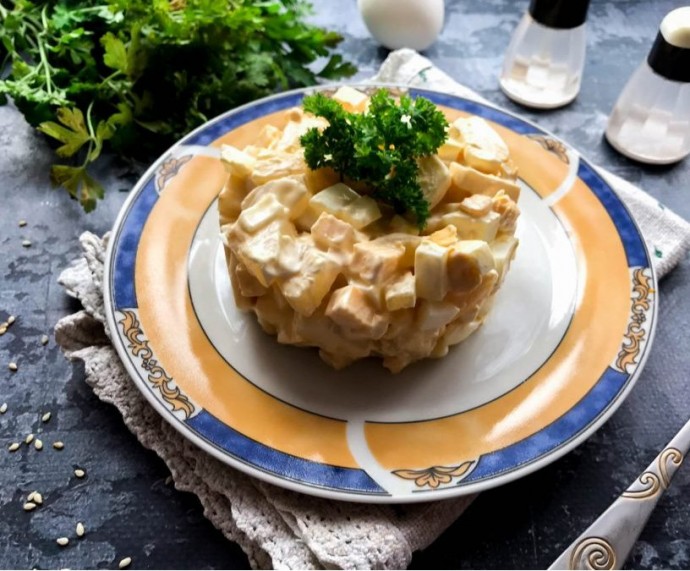 ​Салат с кальмарами и ананасами