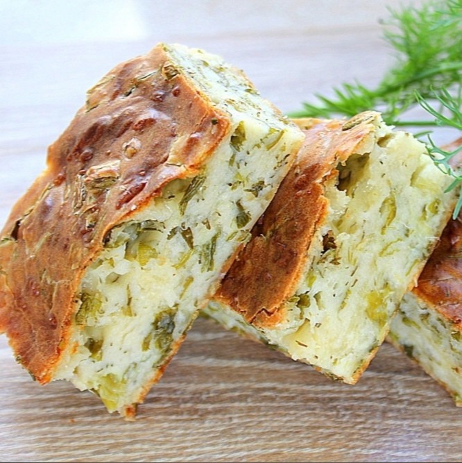 ​Деревенский сырный пирог с зеленым луком