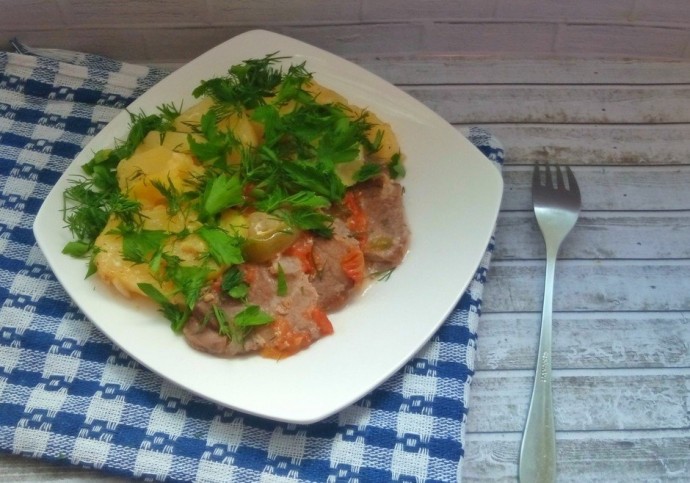 ​Овощи с мясом на сковороде в сырно-сметанном соусе