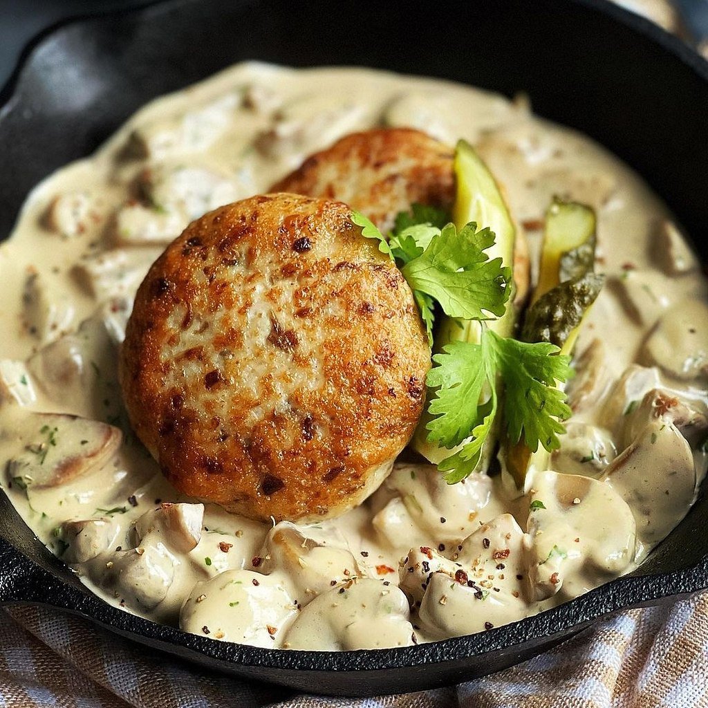 Куриный шницель с грибным соусом