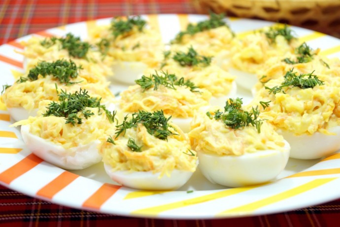 ​Яйца, фаршированные сыром и чесноком