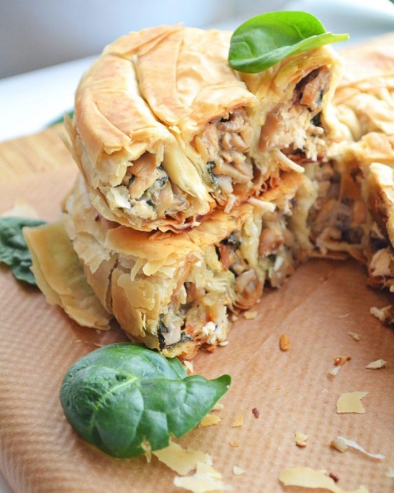 Пирог–улитка с куриной грудкой, шампиньонами, луком и шпинатом в сливочном соусе Пирог–улитка с куриной грудкой, шампиньонами, луком и шпинатом в сливочном соусе