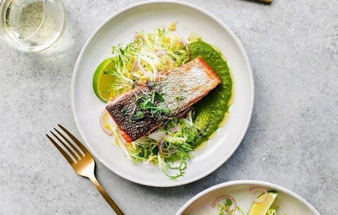 ​Жареный лосось с зелёным соусом чили и салатом фризе