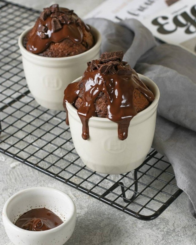 ​Шоколадный кекс с топпингом из шоколада