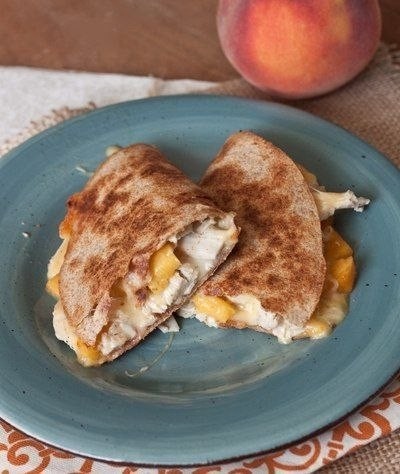 Кесадилья с персиком, курицей и сыром Гауда Кесадилья с персиком, курицей и сыром Гауда