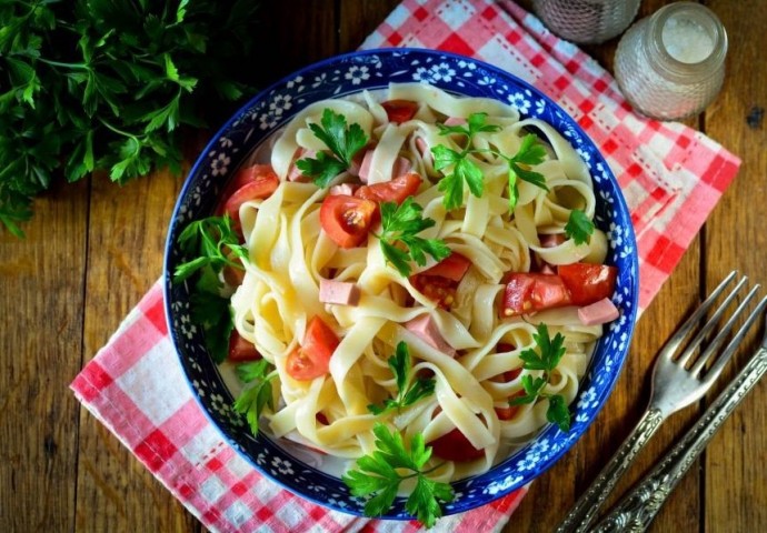 Лапша с колбасой и помидорами