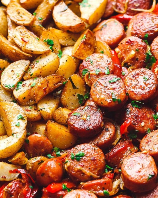Копчёные колбаски с картофелем на сковороде Копчёные колбаски с картофелем на сковороде