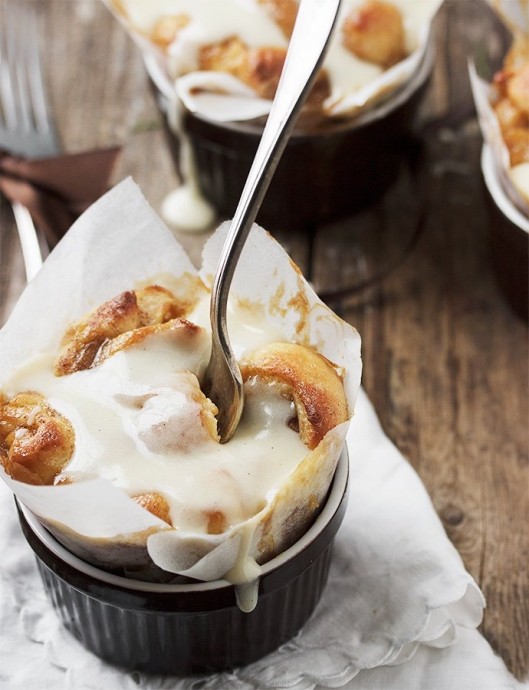 Булочки с корицей Синнабон (Cinnabon) с глазурью из сливочного сыра Булочки с корицей Синнабон (Cinnabon) с глазурью из сливочного сыра