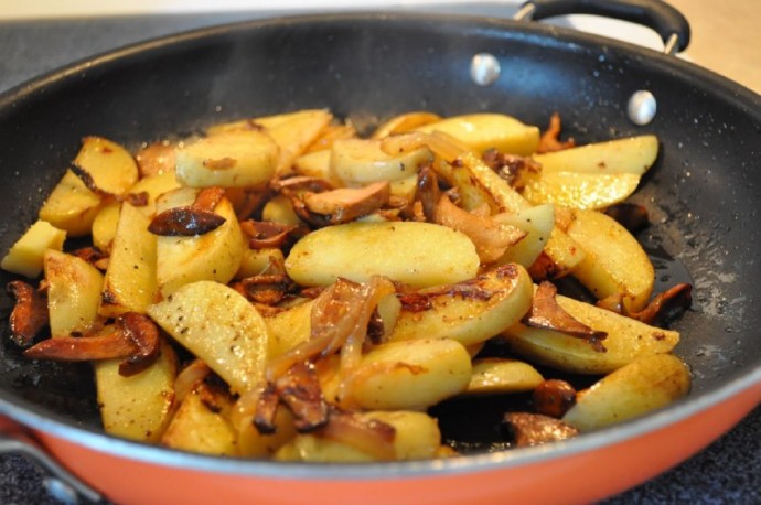 Картошка жареная с луком и грибами