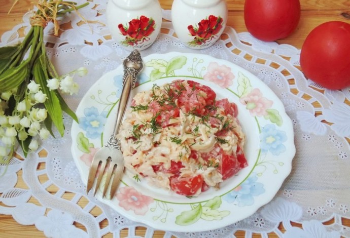 ​Салат с индейкой и помидорами