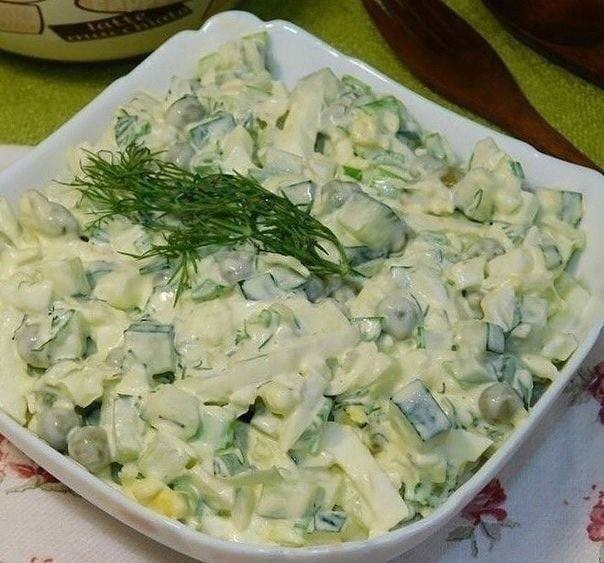 Caлат с огyрцом, яйцом и гopошком