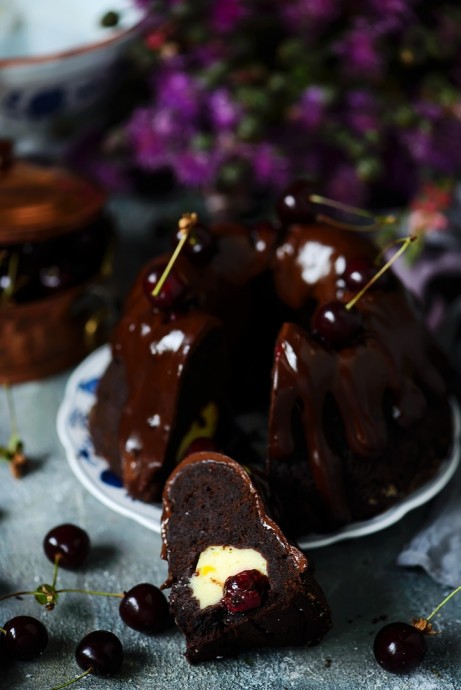 ​Шоколадный кекс-чизкейк с вишней