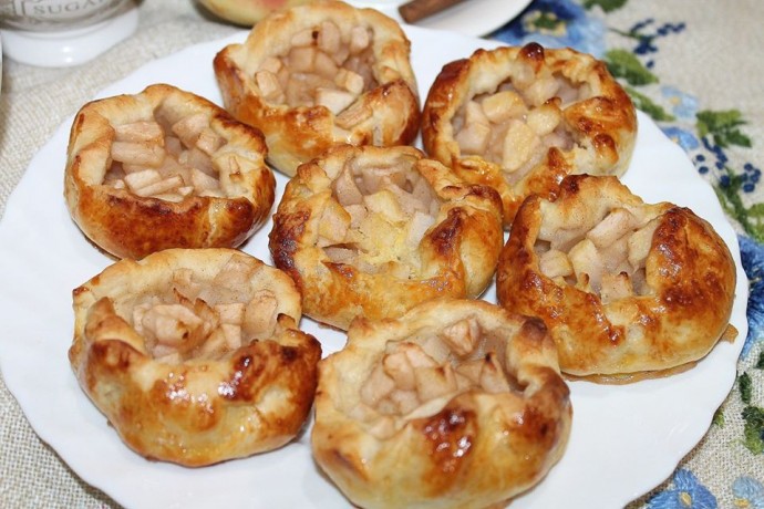 ​Открытые пирожки с яблочной начинкой