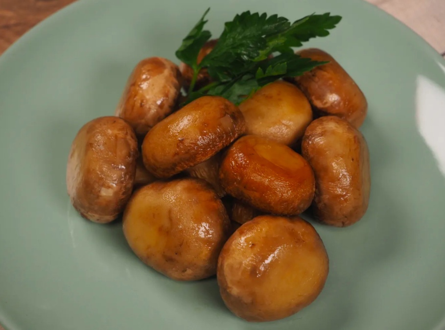 Рецепт шампиньонов в духовке по деревенски. Шампиньоны на пару в мультиварке. Грибы тушеные в сметане. Шампиньоны в мультиварке. Шампиньоны в мультиварке в масле.