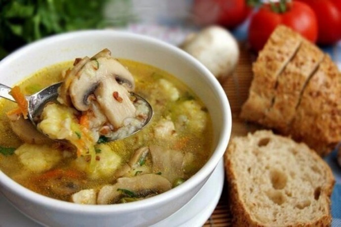 ​Гречневый суп с грибами и картофельными клёцками