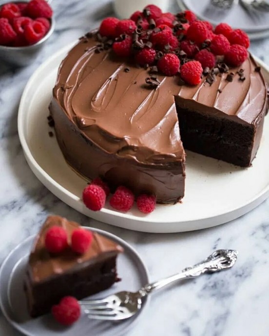 ​Шоколадный торт с малиной