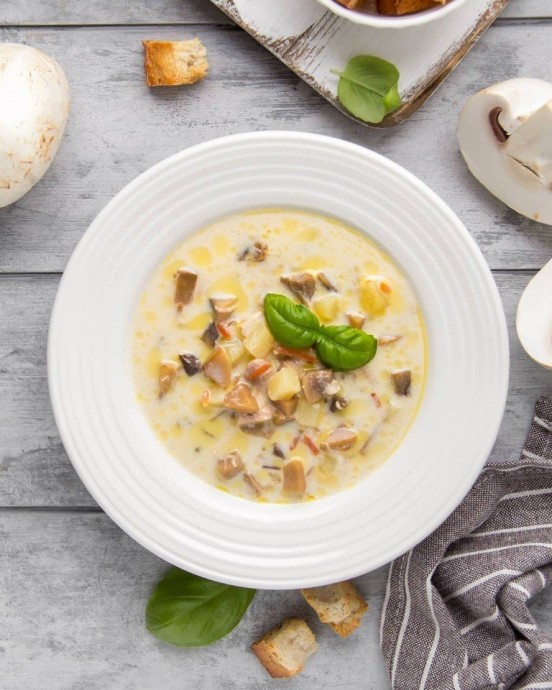 Нежный суп с плавленым сыром и шампиньонами Нежный суп с плавленым сыром и шампиньонами
