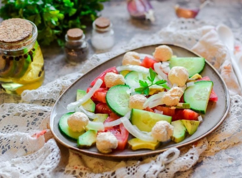 ​Салат с авокадо, помидорами и творожным сыром