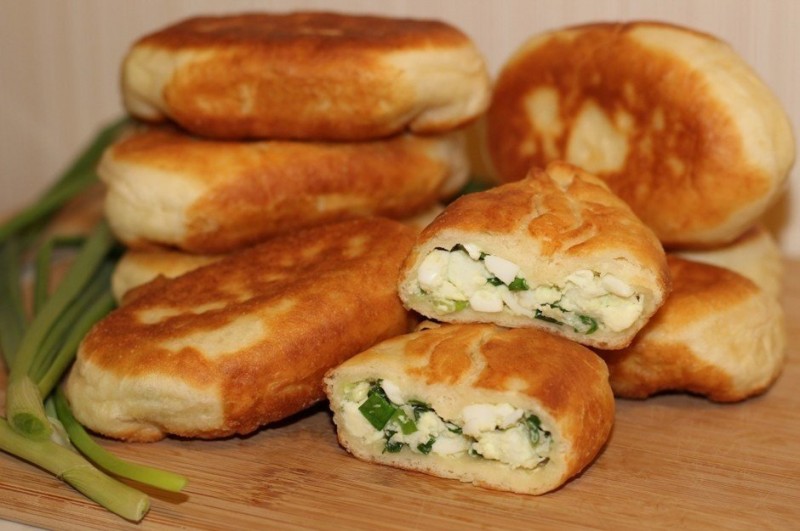 ​Пирожки с зеленым луком и яйцами на сковороде