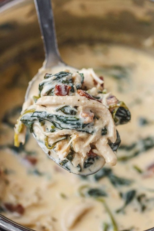 Густой куриный суп со сливочным сыром, шпинатом и беконом Густой куриный суп со сливочным сыром, шпинатом и беконом