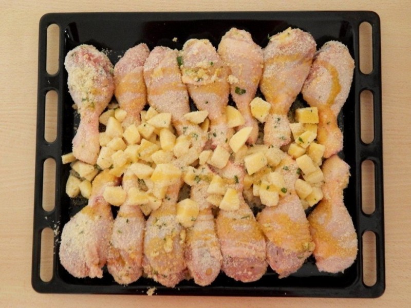 Куриные голени в панировке с картофелем Куриные голени в панировке с картофелем